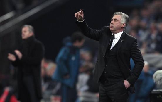 Carlo Ancelotti dà istruzioni: per i suoi bianchi di Spagna tutto facile. Reuters